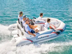 Self-Drive Boat Sightseeing Tour in Dubai with Drinks & Pictures